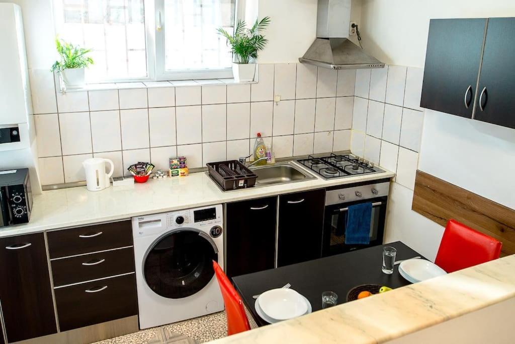 Cosy One Bedroom Flat With Free Parking & Wifi Kluż-Napoka Zewnętrze zdjęcie